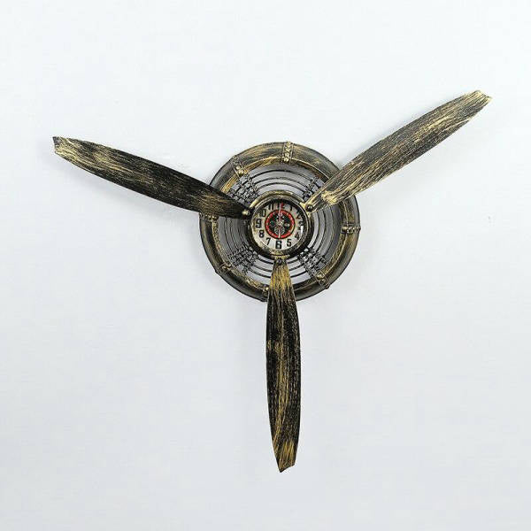 Industriële wandklok als vliegtuigpropeller