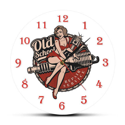 Old school vintage klok met pin-up