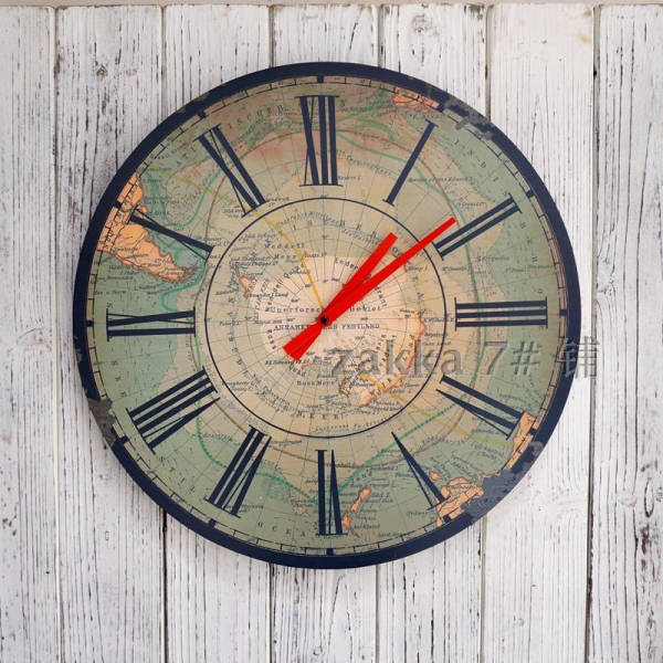 Rustieke vintage wandklok met landkaart