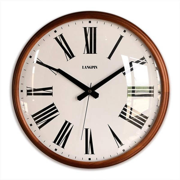 Klassieke houten wandklok met glas