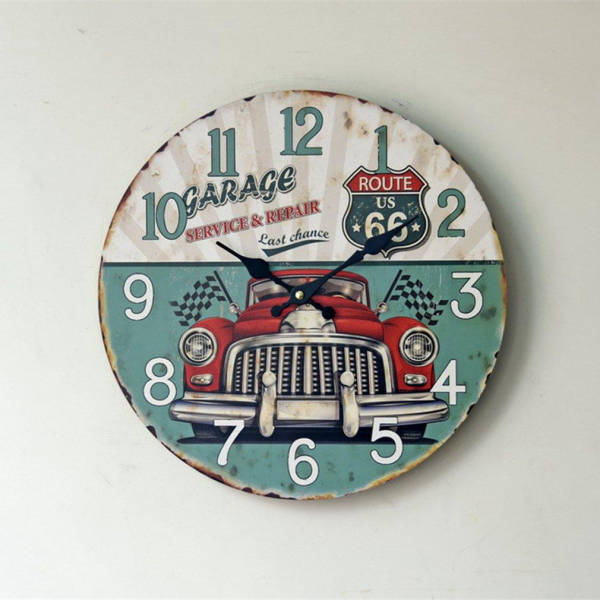 Vintage wandklok met rode auto
